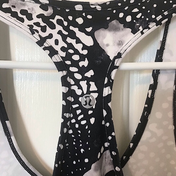 🆕🔥RARE11 LULULEMON ATHLETICA SUPER CUTE TANK BLACK&WHITE MSRP THIS STYLE 125$ - Picture 4 of 15